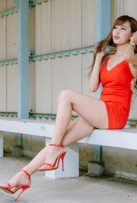 (Serie extra Piernas hermosas) Modelo de belleza de piernas largas Abby vestido rojo, falda corta, tacones altos y piernas hermosas, toma al aire libre (115P)