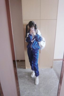 (Twin Ponytail Loli Segao-chan) Selfie de una niña con uniforme escolar azul (151P)