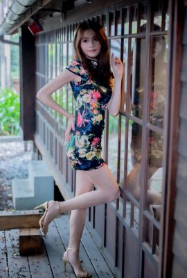 (Serie de piernas hermosas modelo de Taiwán) Modelo de belleza de piernas largas He Jiaxin flor negra cheongsam corto tacones altos piernas hermosas toma al aire libre (97P)