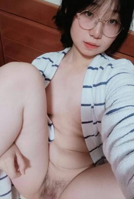 Una guapa estudiante universitaria se toma un selfie genial en casa (11P)