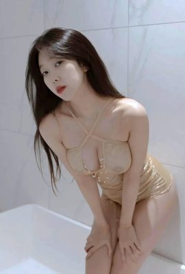 La belleza coreana Shanny se moja y seduce en el baño (32P)