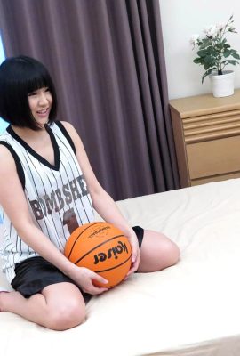 (Koizumi Miya) llevó a la directora del equipo de baloncesto a casa y se la folló duro (42P)