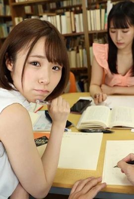 (GIF) Mashiro Mio Mientras estudiaba con sus amigos en la biblioteca, secretamente tocó su mano debajo de la máquina para que no la descubrieran… (24P)